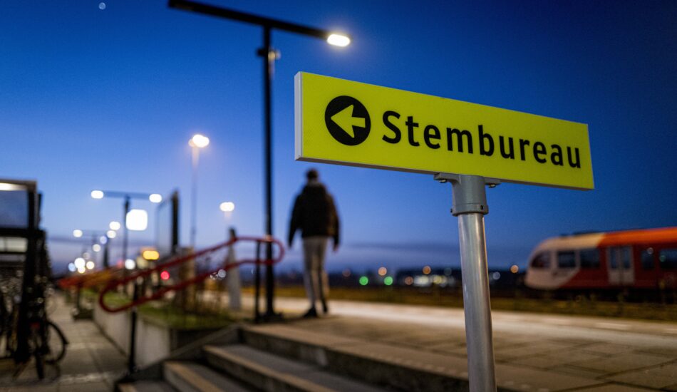 Mensen stemmen op het station in Winterswijk in 2023.