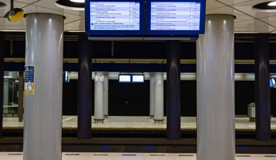 Leeg station door onderhoud rond Schiphol.