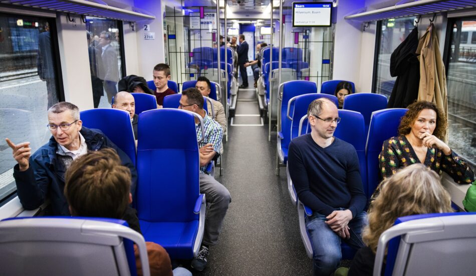Een groep treinreizigers in de trein
