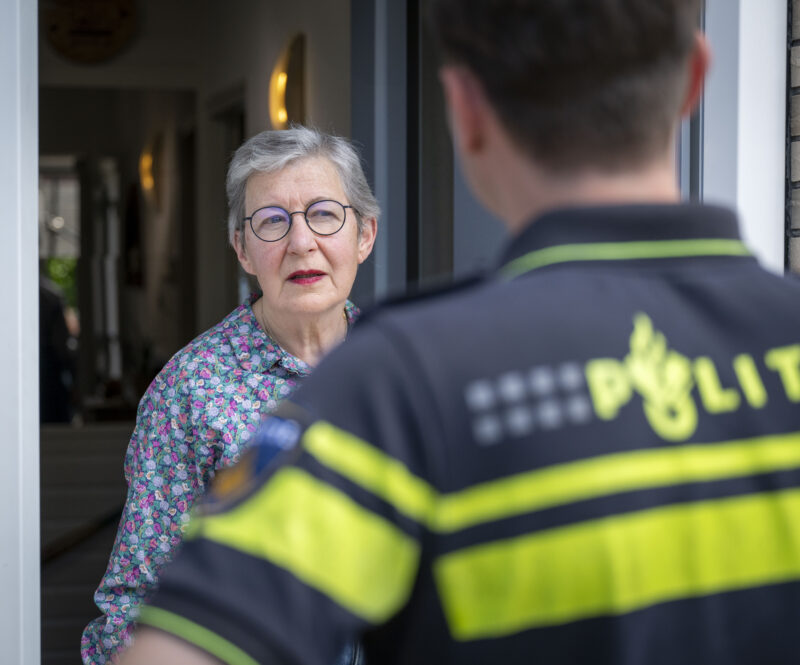 Wees alert op babbeltrucs tijdens de zomervakantie en zo houd je inbrekers buiten de deur als je zelf op vakantie bent