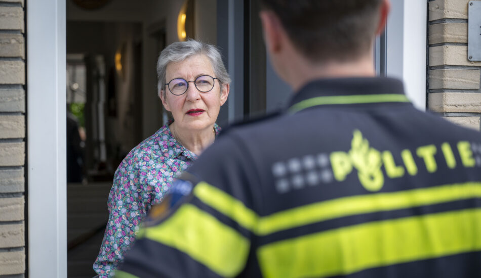 Wees alert op babbeltrucs tijdens de zomervakantie en zo houd je inbrekers buiten de deur als je zelf op vakantie bent